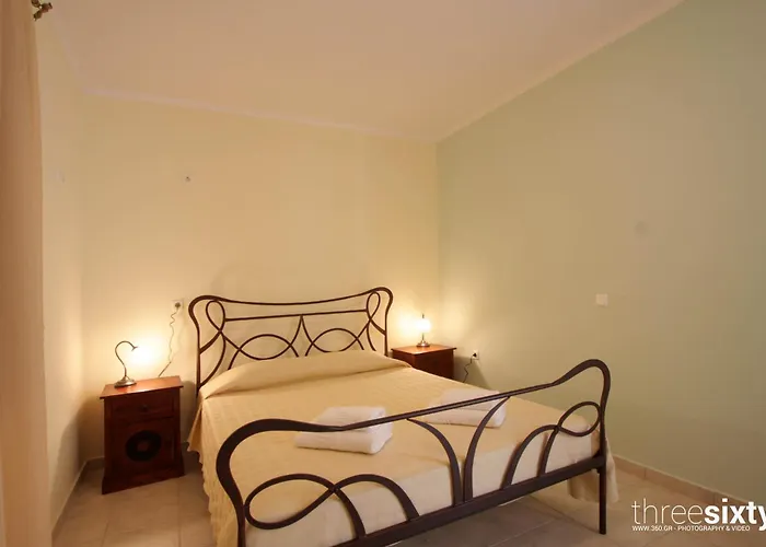 Sarantos Pool * Lakíthra