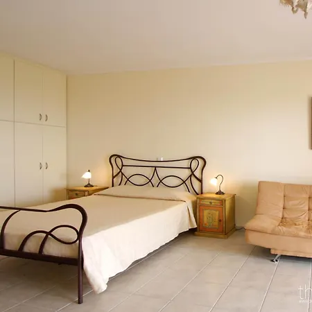 Sarantos Pool Lakíthra