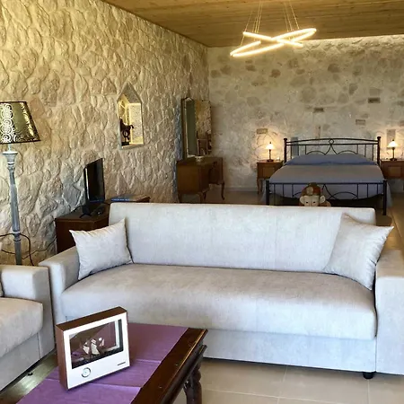 Daire Sarantos Pool Lakíthra